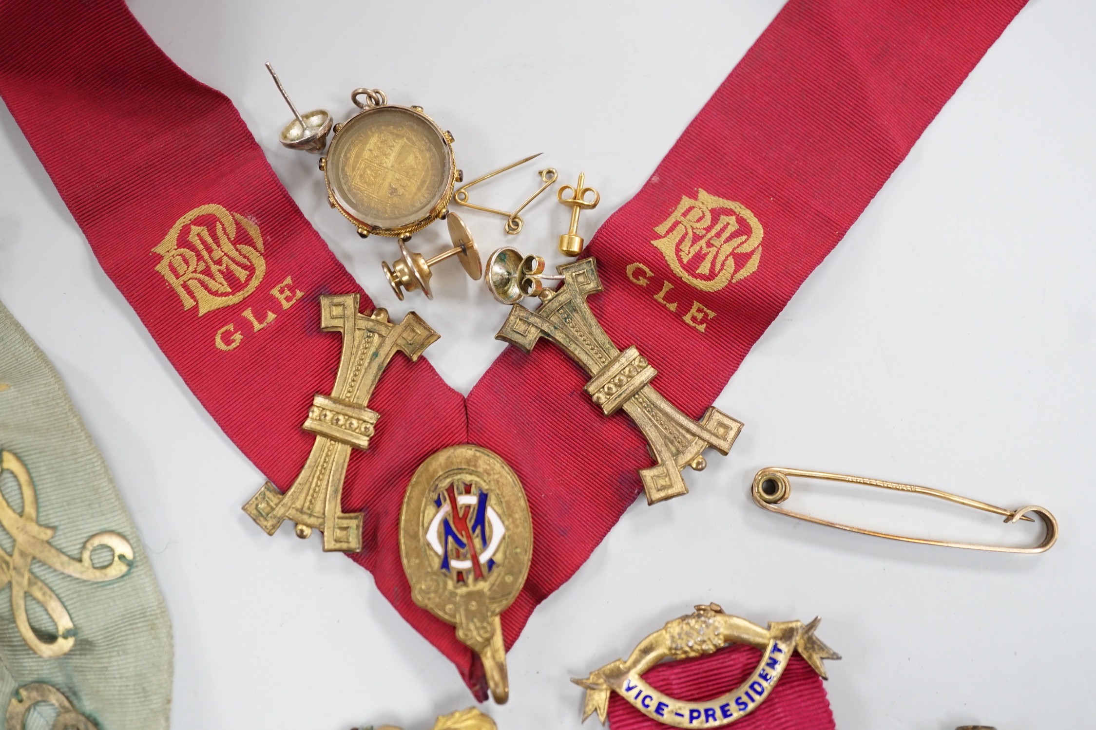 Sundry jewellery and medallions, including two silver-gilt Masonic medals etc.